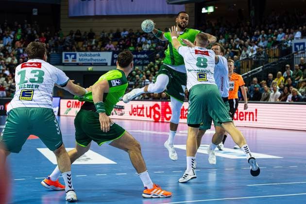 28.09.2025, xovx, Handball Daikin Handball Bundesliga, HSG Wetzlar - GWD Minden v.l. Ian Weber (GWD Minden), Josip Simic (HSG Wetzlar), Philipp Ahouansou (HSG Wetzlar), Karolis Antanavicius (GWD Minden), Tom Bergner (GWD Minden) Wetzlar Buderus-Arena Hessen Deutschland (DE)