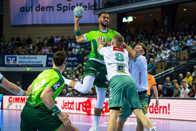 28.09.2025, xovx, Handball Daikin Handball Bundesliga, HSG Wetzlar - GWD Minden v.l. Josip Simic (HSG Wetzlar), Philipp Ahouansou (HSG Wetzlar), Karolis Antanavicius (GWD Minden), Tom Bergner (GWD Minden) Wetzlar Buderus-Arena Hessen Deutschland (DE)