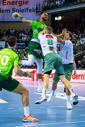 28.09.2025, xovx, Handball Daikin Handball Bundesliga, HSG Wetzlar - GWD Minden v.l. Josip Simic (HSG Wetzlar), Philipp Ahouansou (HSG Wetzlar), Karolis Antanavicius (GWD Minden), Tom Bergner (GWD Minden) Wetzlar Buderus-Arena Hessen Deutschland (DE)