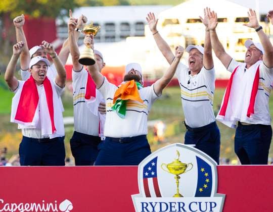 September 28, 2025, Farmingdale, Ny, United States: FARMINGDALE, NY - SEPTEMBER 28: Shane Lowry, Matt Fitzpatrick, Tommy Fleetwood, Justin Rose, Luke Donald Europe Team Captain, and Rory McIlroy of Team Europe celebrate with the Ryder Cup trophy during the Ryder Cup - Singles Matches at Bethpage Black Golf Course on September 28, 2025 in Farmingdale, NY. Ryder Cup - Singles Matches - ZUMAt139 20250928_aaa_t139_085 Copyright: xAlxChang IsixPhotosx