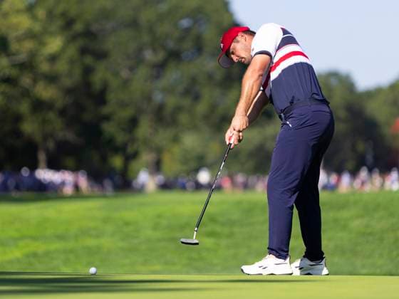 September 28, 2025, Farmingdale, Ny, United States: FARMINGDALE, NY - SEPTEMBER 28: Bryson DeChambeau of Team USA putts on hole 13 during the Ryder Cup - Singles Matches at Bethpage Black Golf Course on September 28, 2025 in Farmingdale, NY. Farmingdale United States - ZUMAt139 20250928_aaa_t139_139 Copyright: xAlxChang IsixPhotosx