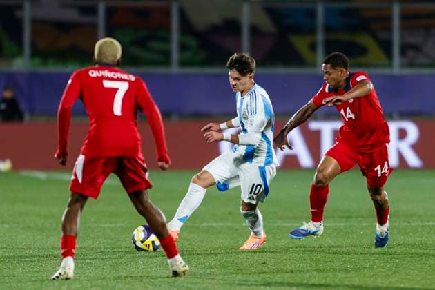 Cuba v Argentina: Group D - FIFA U-20 World Cup Chile 2025 Valparaiso, Chile - September 28: Alvaro Montoro of Argentina and Maikol Vega of Cuba during the FIFA U-20 World Cup Chile 2025 Group D match between Cuba and Argentina at Estadio ElÃaas Figueroa Brander on September 28, 2025 in Valparaiso, Chile Valparaiso Estadio ElÃaas Figueroa Brander Valparaiso Chile Copyright: xLatinxSportxImagesx