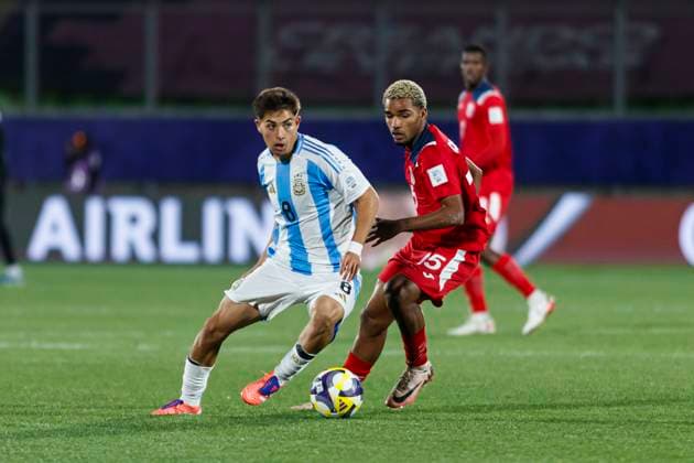 Cuba v Argentina: Group D - FIFA U-20 World Cup Chile 2025 Valparaiso, Chile - September 28: Valentino Acuna of Argentina and Marcos Campos of Cuba during the FIFA U-20 World Cup Chile 2025 Group D match between Cuba and Argentina at Estadio ElÃaas Figueroa Brander on September 28, 2025 in Valparaiso, Chile Valparaiso Estadio ElÃaas Figueroa Brander Valparaiso Chile Copyright: xLatinxSportxImagesx