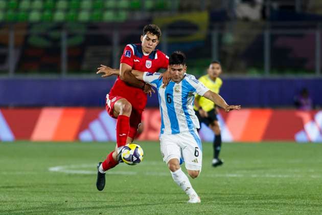 Cuba v Argentina: Group D - FIFA U-20 World Cup Chile 2025 Valparaiso, Chile - September 28: Alessio Raballo of Cuba and Juan Villalba of Argentina during the FIFA U-20 World Cup Chile 2025 Group D match between Cuba and Argentina at Estadio ElÃaas Figueroa Brander on September 28, 2025 in Valparaiso, Chile Valparaiso Estadio ElÃaas Figueroa Brander Valparaiso Chile Copyright: xLatinxSportxImagesx