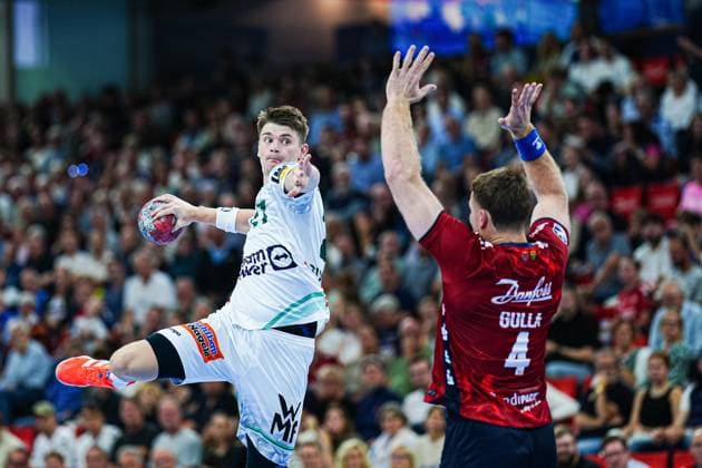 Wurf Tor Oskar Sunnefeldt (Frisch Auf Goeppingen, 27), Johannes Golla (SG Flensburg-Handewitt, 04) GER, SG Flensburg-Handewitt vs. Frisch Auf Goeppingen, Handball, Bundesliga, Spieltag 6, Saison 2026 2026, 28.09.2025 GER, SG Flensburg-Handewitt vs. Frisch Auf Goeppingen, Handball, Bundesliga, Spieltag 6, Saison 2026 2026, 28.09.2025 Flensburg Copyright: xEibner-Pressefoto MarcelxvonxFehrnx EP_MFN