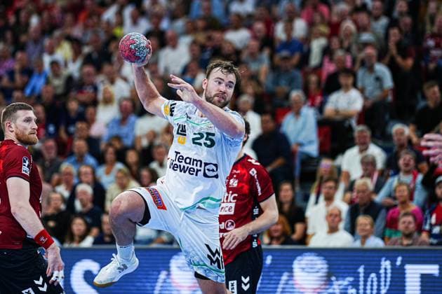 Wurf Tor Ludwig Jurmala Astroem (Frisch Auf Goeppingen, 25) GER, SG Flensburg-Handewitt vs. Frisch Auf Goeppingen, Handball, Bundesliga, Spieltag 6, Saison 2026 2026, 28.09.2025 GER, SG Flensburg-Handewitt vs. Frisch Auf Goeppingen, Handball, Bundesliga, Spieltag 6, Saison 2026 2026, 28.09.2025 Flensburg Copyright: xEibner-Pressefoto MarcelxvonxFehrnx EP_MFN