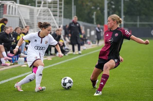 DFB Pokal Frauen: FC Ingolstadt 04 - 1.FC Nürnberg; 28.09.2025 Am Ball Annika Kömm (FC Ingolstadt, 25), Klara Svensson Senelius (1.FC Nürnberg, 2) DFB Pokal Frauen FC Ingolstadt 04 gegen 1.FC Nürnberg am 28.09.2025 im Audi Sportpark in Ingolstadt DFB REGULATION PROHIBIT ANY USE OF PHOTOGRAPHS AS IMAGE SEQUENCES AND OR QUASI VIDEO. Copyright: xBEAUTIFULxSPORTS Eimertenbrinkx