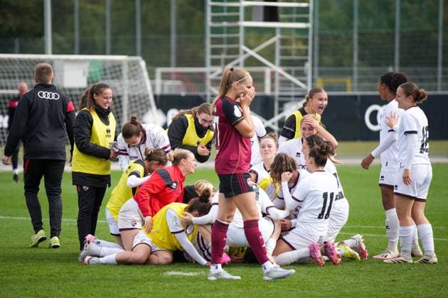 DFB Pokal Frauen: FC Ingolstadt 04 - 1.FC Nürnberg; 28.09.2025 Die Ingolstädterinnen Jubeln nach dem gewonnenen Elfmeterschießen, davor Beatrix Förd?s (1.FC Nürnberg, 27) nach ihrem verschossenen Elfmeter DFB Pokal Frauen FC Ingolstadt 04 gegen 1.FC Nürnberg am 28.09.2025 im Audi Sportpark in Ingolstadt DFB REGULATION PROHIBIT ANY USE OF PHOTOGRAPHS AS IMAGE SEQUENCES AND OR QUASI VIDEO. Copyright: xBEAUTIFULxSPORTS Eimertenbrinkx