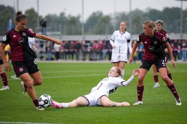 DFB Pokal Frauen: FC Ingolstadt 04 - 1.FC Nürnberg; 28.09.2025 Bei der Grätsche Nina Penzkofer (FC Ingolstadt, 29), Laura Miller (1.FC Nürnberg, 9), Klara Svensson Senelius (1.FC Nürnberg, 2), DFB Pokal Frauen FC Ingolstadt 04 gegen 1.FC Nürnberg am 28.09.2025 im Audi Sportpark in Ingolstadt DFB REGULATION PROHIBIT ANY USE OF PHOTOGRAPHS AS IMAGE SEQUENCES AND OR QUASI VIDEO. Copyright: xBEAUTIFULxSPORTS Eimertenbrinkx