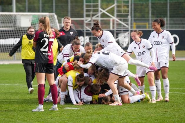 DFB Pokal Frauen: FC Ingolstadt 04 - 1.FC Nürnberg; 28.09.2025 Die Ingolstädterinnen Jubeln nach dem gewonnenen Elfmeterschießen, davor Beatrix Förd?s (1.FC Nürnberg, 27) nach ihrem verschossenen Elfmeter DFB Pokal Frauen FC Ingolstadt 04 gegen 1.FC Nürnberg am 28.09.2025 im Audi Sportpark in Ingolstadt DFB REGULATION PROHIBIT ANY USE OF PHOTOGRAPHS AS IMAGE SEQUENCES AND OR QUASI VIDEO. Copyright: xBEAUTIFULxSPORTS Eimertenbrinkx