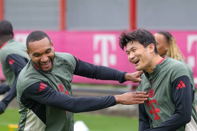 Minjae Kim (FC Bayern Muenchen, 03) unf Jonathan Tah (FC Bayern Muenchen, 04) lachen und haben Spass beim Training, GER, Abschlusstraining, FC Bayern Muenchen, Fussball, UEFA Champions League, Liga-Phase, 2. Spieltag, Saison 2025 2026, 29.09.2025, GER, Abschlusstraining, FC Bayern Muenchen, Fussball, UEFA Champions League, Liga-Phase, 2. Spieltag, Saison 2025 2026, 29.09.2025 Muenchen Copyright: xEibner-Pressefoto JennixMaulx EP_JML