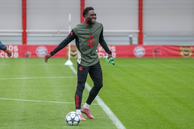Der verletzte Alphonso Davies (FC Bayern Muenchen, 19) auf dem Trainingsplatz, hat gute Laune, GER, Abschlusstraining, FC Bayern Muenchen, Fussball, UEFA Champions League, Liga-Phase, 2. Spieltag, Saison 2025 2026, 29.09.2025, GER, Abschlusstraining, FC Bayern Muenchen, Fussball, UEFA Champions League, Liga-Phase, 2. Spieltag, Saison 2025 2026, 29.09.2025 Muenchen Copyright: xEibner-Pressefoto JennixMaulx EP_JML