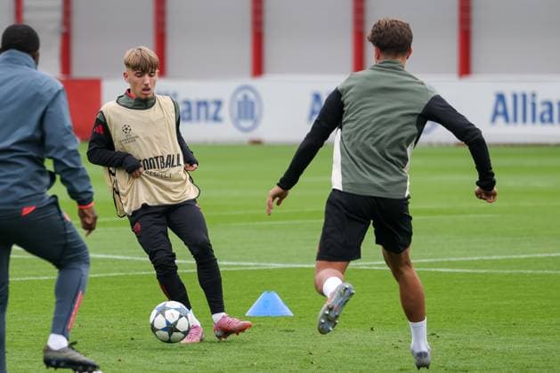Lennart Karl (FC Bayern Muenchen, 42) mit Ball mit Tom Bischof (FC Bayern Muenchen, 20), GER, Abschlusstraining, FC Bayern Muenchen, Fussball, UEFA Champions League, Liga-Phase, 2. Spieltag, Saison 2025 2026, 29.09.2025, GER, Abschlusstraining, FC Bayern Muenchen, Fussball, UEFA Champions League, Liga-Phase, 2. Spieltag, Saison 2025 2026, 29.09.2025 Muenchen Copyright: xEibner-Pressefoto JennixMaulx EP_JML