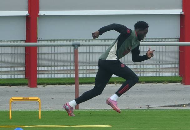 20.09.2025, Abschlusstraining, FC Bayern Muenchen Saebenerstrasse, Fussball im Bild: Alphons Davies (FC Bayern Muenchen) im Aufbautraining