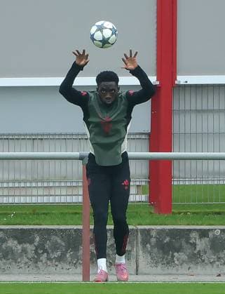 20.09.2025, Abschlusstraining, FC Bayern Muenchen Saebenerstrasse, Fussball im Bild: Alphons Davies (FC Bayern Muenchen) mit lange Einwurf Uebungen
