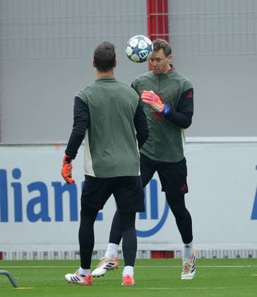 20.09.2025, Abschlusstraining, FC Bayern Muenchen Saebenerstrasse, Fussball im Bild: Sven Ulreich (FC Bayern Muenchen) und Manuel Neuer (FC Bayern Muenchen)