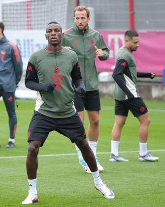 20.09.2025, Abschlusstraining, FC Bayern Muenchen Saebenerstrasse, Fussball im Bild: Nicolas Jackson (FC Bayern Muenchen), Harry Kane (FC Bayern Muenchen) und Raphael Guerreiro (FC Bayern Muenchen)