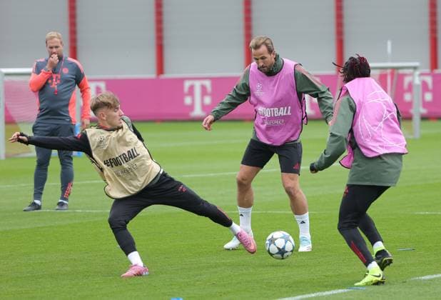 20.09.2025, Abschlusstraining, FC Bayern Muenchen Saebenerstrasse, Fussball im Bild: Lennart Karl (FC Bayern Muenchen), Harry Kane (FC Bayern Muenchen) und Michael Olise (FC Bayern Muenchen)