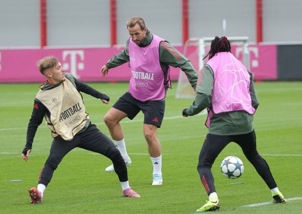 20.09.2025, Abschlusstraining, FC Bayern Muenchen Saebenerstrasse, Fussball im Bild: Lennart Karl (FC Bayern Muenchen), Harry Kane (FC Bayern Muenchen) und Michael Olise (FC Bayern Muenchen)