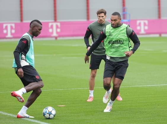 20.09.2025, Abschlusstraining, FC Bayern Muenchen Saebenerstrasse, Fussball im Bild: Nicolas Jackson (FC Bayern Muenchen), Leon Goretzka (FC Bayern Muenchen) und Jonathan Tah (FC Bayern Muenchen)