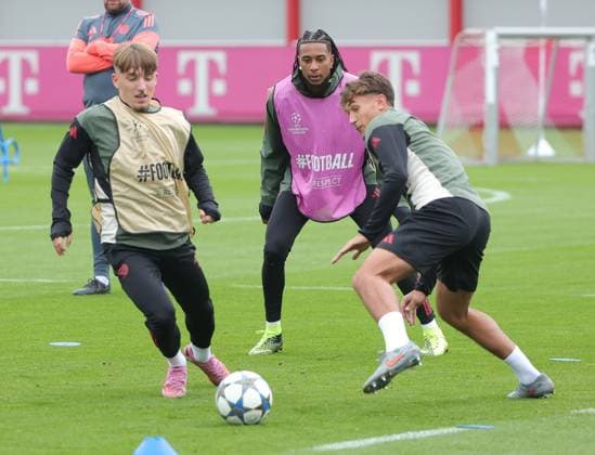 20.09.2025, Abschlusstraining, FC Bayern Muenchen Saebenerstrasse, Fussball im Bild: Lennart Karl (FC Bayern Muenchen), Michael Olise (FC Bayern Muenchen), Tom Bischof (FC Bayern Muenchen)
