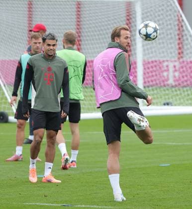 20.09.2025, Abschlusstraining, FC Bayern Muenchen Saebenerstrasse, Fussball im Bild: Joshua Kimmich (FC Bayern Muenchen), mit Konrad Laimer (FC Bayern Muenchen), und Luis Diaz (FC Bayern Muenchen) mit Harry Kane (FC Bayern Muenchen)