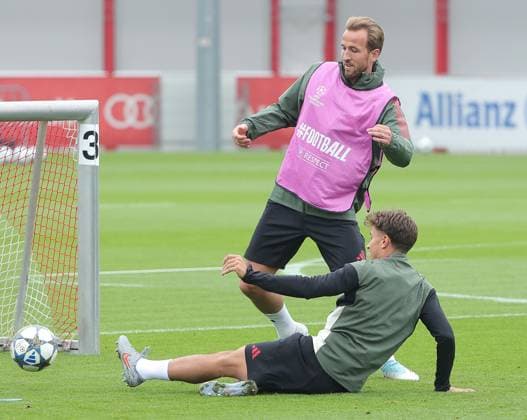 20.09.2025, Abschlusstraining, FC Bayern Muenchen Saebenerstrasse, Fussball im Bild: Harry Kane (FC Bayern Muenchen) vs Tom Bischof (FC Bayern Muenchen)