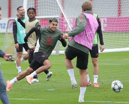 20.09.2025, Abschlusstraining, FC Bayern Muenchen Saebenerstrasse, Fussball im Bild: Raphael Guerreiro (FC Bayern Muenchen), Wisdom Mike (FC Bayern Muenchen),ld und Harry Kane (FC Bayern Muenchen)