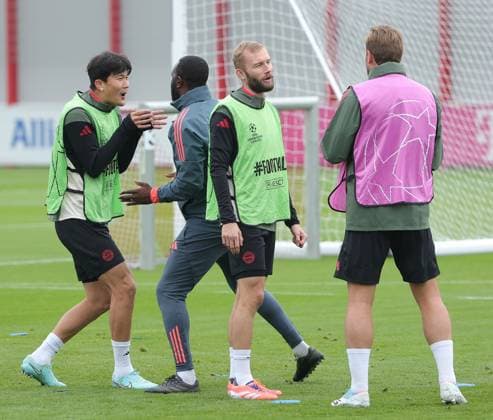 20.09.2025, Abschlusstraining, FC Bayern Muenchen Saebenerstrasse, Fussball im Bild: Min-Jae Kim (FC Bayern Muenchen) mit Floribert NGalula (FC Bayern Muenchen) nicht einverstanden, Konrad Laimer (FC Bayern Muenchen) und Harry Kane (FC Bayern Muenchen) imgrosse Gespraech