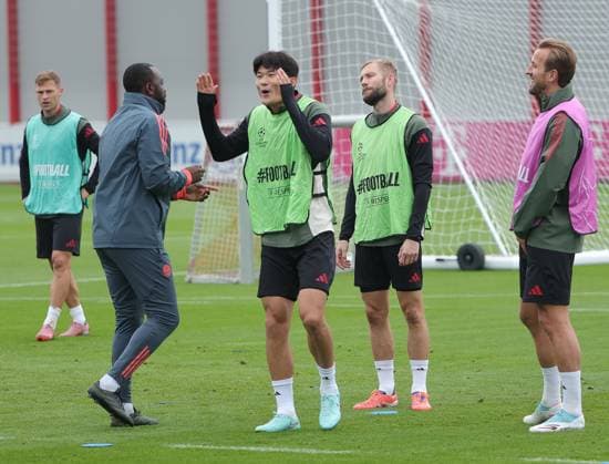 20.09.2025, Abschlusstraining, FC Bayern Muenchen Saebenerstrasse, Fussball im Bild: Joshua Kimmich (FC Bayern Muenchen), Floribert NGalula (FC Bayern Muenchen), Min-Jae Kim (FC Bayern Muenchen), Konrad Laimer (FC Bayern Muenchen) und Harry Kane (FC Bayern Muenchen) haben Spass