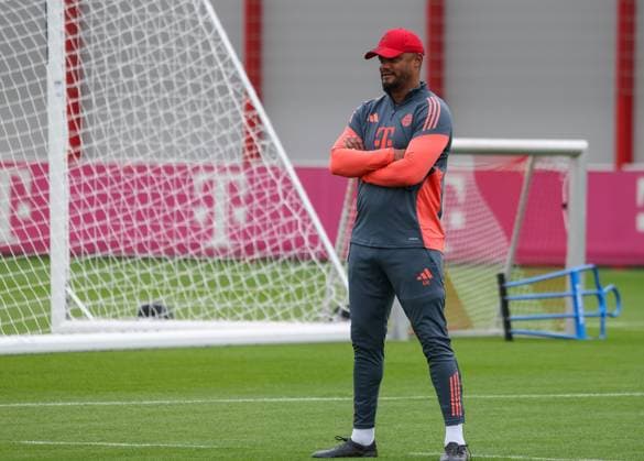 Vincent Kompany (FC Bayern Muenchen, Cheftrainer), GER, Abschlusstraining, FC Bayern Muenchen, Fussball, UEFA Champions League, Liga-Phase, 2. Spieltag, Saison 2025 2026, 29.09.2025, GER, Abschlusstraining, FC Bayern Muenchen, Fussball, UEFA Champions League, Liga-Phase, 2. Spieltag, Saison 2025 2026, 29.09.2025 Muenchen Copyright: xEibner-Pressefoto JennixMaulx EP_JML