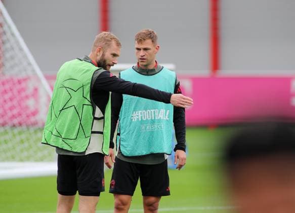 Fussball, Herren, Champions League, Saison 2025 2026, FC Bayern München, Abschlusstraining Konrad Laimer (FC Bayern München) (li.) mit Joshua Kimmich (FC Bayern München) (re.) im Gespräch