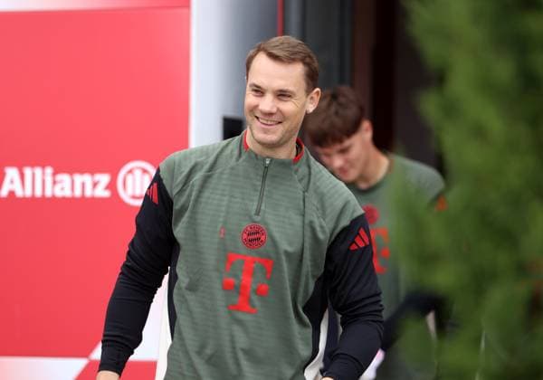 Fussball, Herren, Champions League, Saison 2025 2026, FC Bayern München, Abschlusstraining Manuel Neuer (FC Bayern München) gut gelaunt auf dem Weg zum Trainingsplatz