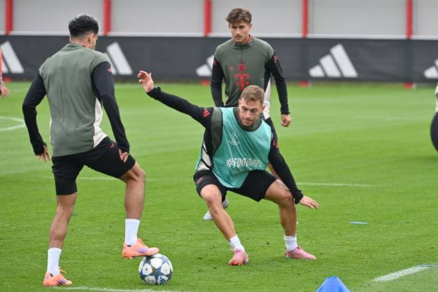 Aleksandar PAVLOVIC (Bayern Muenchen), Aktion,Zweikampf gegen Joshua KIMMICH (Bayern Muenchen), hi:Tom BISCHOF (Bayern Muenchen). Abschlusstraining am 29.09.2025 Fussball Champions League,Saison 2025 26 FC Pafos - FC Bayern Muenchen