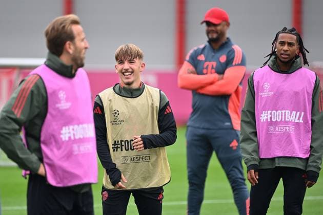 v.li:Harry KANE (Bayern Muenchen),Lennart KARL (Bayern Muenchen), Michael OLISE (Bayern Muenchen), hi:Trainer Vincent KOMPANY (Bayern Muenchen). Abschlusstraining am 29.09.2025 Fussball Champions League,Saison 2025 26 FC Pafos - FC Bayern Muenchen