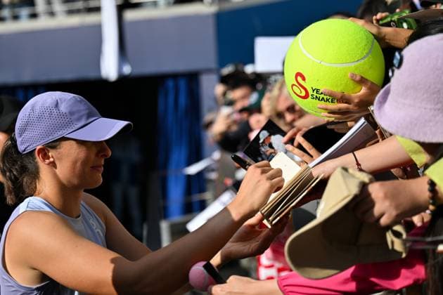 (250929) -- BEIJING, Sept. 29, 2025 -- Iga Swiatek signs for spectators after the women s singles third round match between Iga Swiatek of Poland and Camila Osorio of Colombia at 2025 China Open tennis tournament in Beijing, China, Sept. 29, 2025. ) (SP)CHINA-BEIJING-TENNIS-CHINA OPEN-WOMEN S SINGLES-THIRD ROUND(CN) XinxMengchen 