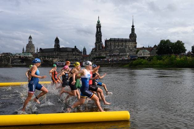 Female athletes start the team relay competition at Die Finals Dresden Triathlon; 31.07.2025 Dresden Germany *** Female athletes start the team relay competition at Die Finals Dresden Triathlon 31 07 2025 Dresden Germany