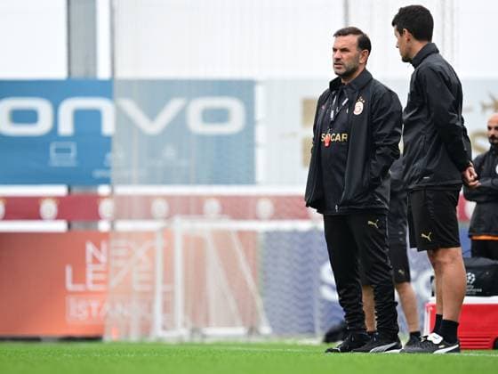 Ahead of UEFA Championship League: Galatasaray v Liverpool ISTANBUL, TURKIYE - SEPTEMBER 29: Head coach of Galatasaray Okan Buruk (L) leads training session at Kemerburgaz Metin Oktay Training Facility ahead of UEFA Champions League football match against Liverpool in Istanbul, Turkiye on September 29, 2025. Abdulhamid Hosbas Anadolu Istanbul Turkey. Editorial use only. Please get in touch for any other usage.  Copyright: x2025xAnadoluxAbdulhamidxHosbasx