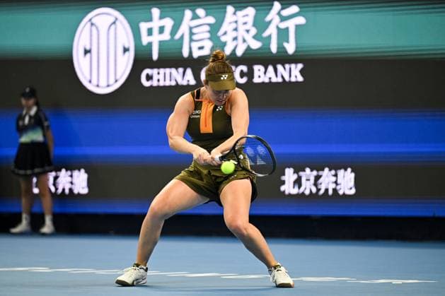 (250929) -- BEIJING, Sept. 29, 2025 -- Linda Noskova hits a return during the women s singles third round match between Zheng Qinwen of China and Linda Noskova of the Czech Republic at 2025 China Open tennis tournament in Beijing, China, Sept. 29, 2025. ) (SP)CHINA-BEIJING-TENNIS-CHINA OPEN-WOMEN S SINGLES (CN) XinxMengchen 