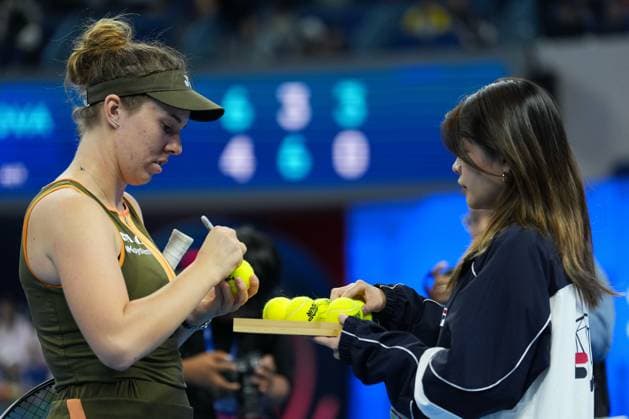 (250929) -- BEIJING, Sept. 29, 2025 -- Linda Noskova (L) signs after the women s singles third round match between Zheng Qinwen of China and Linda Noskova of the Czech Republic at 2025 China Open tennis tournament in Beijing, China, Sept. 29, 2025. ) (SP)CHINA-BEIJING-TENNIS-CHINA OPEN-WOMEN S SINGLES (CN) NaxYuqi 