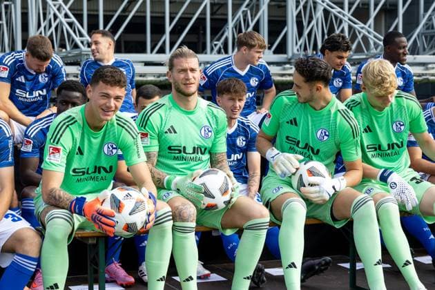 29.09.2025, Fussball, Saison 2025 2026, Mannschaftsbild FC Schalke 04, v. l. Torwart Luca Podlech (FC Schalke 04), Torwart Loris Karius (FC Schalke 04), Torwart Justin Heekeren (FC Schalke 04), Torwart Johannes Siebeking (FC Schalke 04), Gelsenkirchen Trainingsgelände FC Schalke 04 NRW Deutschland xRHR-FOTO YYx Copyright: RHR-FOTOx RHR-FOTO YY