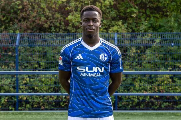 29.09.2025, Fussball, Saison 2025 2026, Mannschaftsbild FC Schalke 04, Christian Gomis (FC Schalke 04), Gelsenkirchen Trainingsgelände FC Schalke 04 NRW Deutschland xRHR-FOTO YYx Copyright: RHR-FOTOx RHR-FOTO YY