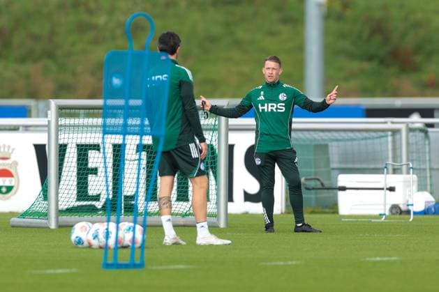 29.09.2025, Fussball, Saison 2025 2026, Training FC Schalke 04, Co-Trainer Eddie Lattimore (FC Schalke 04), Gelsenkirchen Trainingsgelände FC Schalke 04 NRW Deutschland xRHR-FOTO YYx Copyright: RHR-FOTOx RHR-FOTO YY