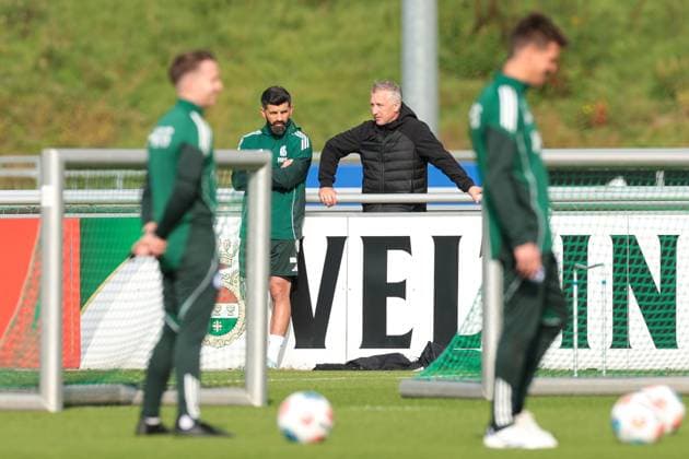 29.09.2025, Fussball, Saison 2025 2026, Training FC Schalke 04, v. l. Trainer Miron Muslic (FC Schalke 04), Sportdirektor Frank Baumann (FC Schalke 04), Gelsenkirchen Trainingsgelände FC Schalke 04 NRW Deutschland xRHR-FOTO YYx Copyright: RHR-FOTOx RHR-FOTO YY