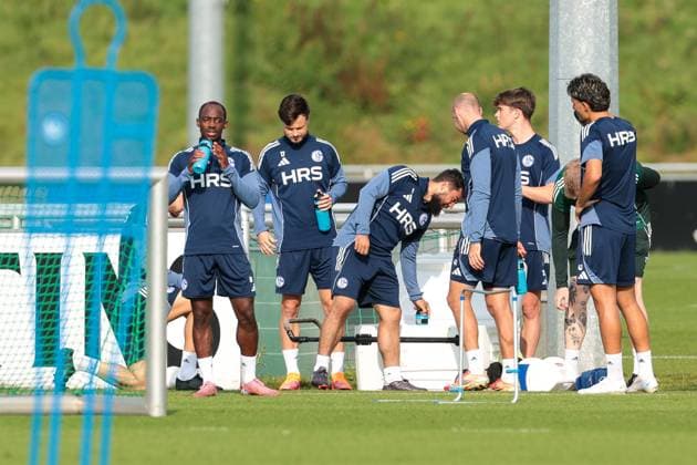29.09.2025, Fussball, Saison 2025 2026, Training FC Schalke 04, Trinkpause für die Spieler des S04, v. l. Christopher Antwi-Adjei (FC Schalke 04), Adrian Gantenbein (FC Schalke 04), Amin Younes (FC Schalke 04), Henning Matriciani (FC Schalke 04), Dylan Leonard (FC Schalke 04), Gelsenkirchen Trainingsgelände FC Schalke 04 NRW Deutschland xRHR-FOTO YYx Copyright: RHR-FOTOx RHR-FOTO YY