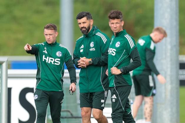 29.09.2025, Fussball, Saison 2025 2026, Training FC Schalke 04, v. l. Co-Trainer Eddie Lattimore (FC Schalke 04), Trainer Miron Muslic (FC Schalke 04), Berater Franz Schiemer (FC Schalke 04), Gelsenkirchen Trainingsgelände FC Schalke 04 NRW Deutschland xRHR-FOTO YYx Copyright: RHR-FOTOx RHR-FOTO YY