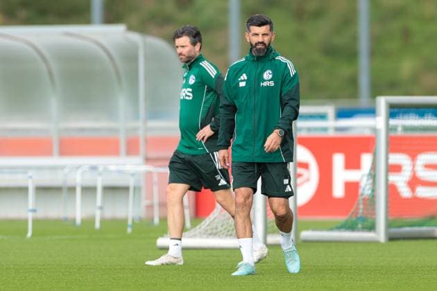29.09.2025, Fussball, Saison 2025 2026, Training FC Schalke 04, v. l. Co-Trainer Tim Hoogland (FC Schalke 04), Trainer Miron Muslic (FC Schalke 04), Gelsenkirchen Trainingsgelände FC Schalke 04 NRW Deutschland xRHR-FOTO YYx Copyright: RHR-FOTOx RHR-FOTO YY