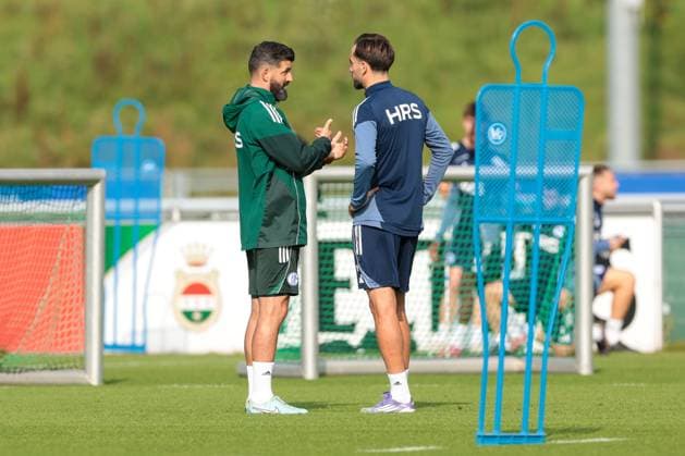 29.09.2025, Fussball, Saison 2025 2026, Training FC Schalke 04, v. l. Trainer Miron Muslic (FC Schalke 04) spricht mit Kenan Karaman (FC Schalke 04), Gelsenkirchen Trainingsgelände FC Schalke 04 NRW Deutschland xRHR-FOTO YYx Copyright: RHR-FOTOx RHR-FOTO YY
