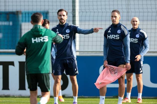 29.09.2025, Fussball, Saison 2025 2026, Training FC Schalke 04, v. l. Kenan Karaman (FC Schalke 04), Nikola Katic (FC Schalke 04), Henning Matriciani (FC Schalke 04), Gelsenkirchen Trainingsgelände FC Schalke 04 NRW Deutschland xRHR-FOTO YYx Copyright: RHR-FOTOx RHR-FOTO YY