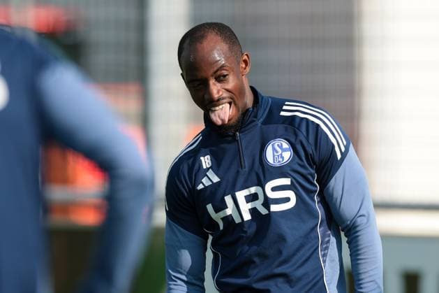 29.09.2025, Fussball, Saison 2025 2026, Training FC Schalke 04, Christopher Antwi-Adjei (FC Schalke 04) streckt die Zunge raus, Gelsenkirchen Trainingsgelände FC Schalke 04 NRW Deutschland xRHR-FOTO YYx Copyright: RHR-FOTOx RHR-FOTO YY